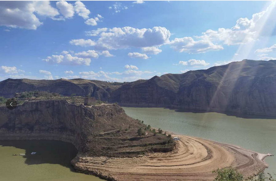 彎轉(zhuǎn)迤邐老牛灣 藍(lán)天碧水顯溫柔