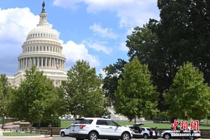 當?shù)貢r間8月19日，一名男子駕駛黑色皮卡至國會圖書館前，并聲稱車上有炸彈。該事件導致美國國會大廈周邊街道封鎖，警方還疏散了周邊國會辦公樓和聯(lián)邦最高法院里的工作人員。圖為警方在美國會大廈西側廣場警戒。 <a target='_blank' href='http://www.chinanews.com/'>中新社</a>記者 陳孟統(tǒng) 攝