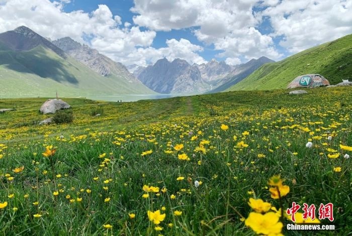位于青海省果洛藏族自治州久治縣的年保玉則意為“神圣不可侵犯的地方”，山形如蓮花，總面積3469平方公里，保存有冰蝕地貌、冰磧地貌、現(xiàn)代冰川等地質(zhì)遺跡，有“天神后花園”之稱。
<a target='_blank' href='http://www.chinanews.com/'>中新社</a>記者 孫睿 攝