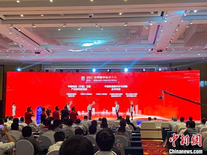 簽約現(xiàn)場?！×植?攝