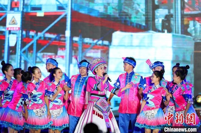 專場晚會上的民族歌舞表演?！涕L嬌 攝
