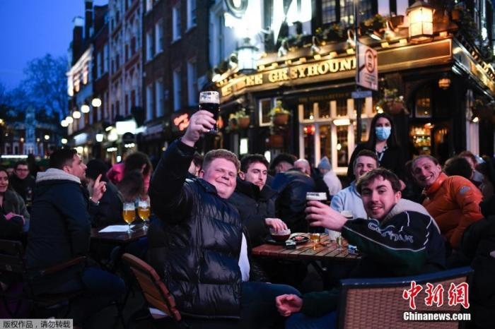 當(dāng)?shù)貢r(shí)間2021年4月12日，英國進(jìn)入放松疫情封鎖措施的第二階段。商鋪、理發(fā)店、健身房等被允許重新開張，酒吧和餐館也可以在室外營業(yè)。據(jù)悉，酒吧解封的第一晚，倫敦大批民眾在市中心喝酒跳舞，場(chǎng)面宛如狂歡節(jié)。