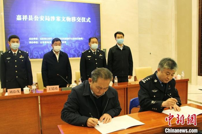 山東博物館館長鄭同修和嘉祥縣人民政府副縣長、公安局局長趙健簽署移交協(xié)議?！≮w曉 攝