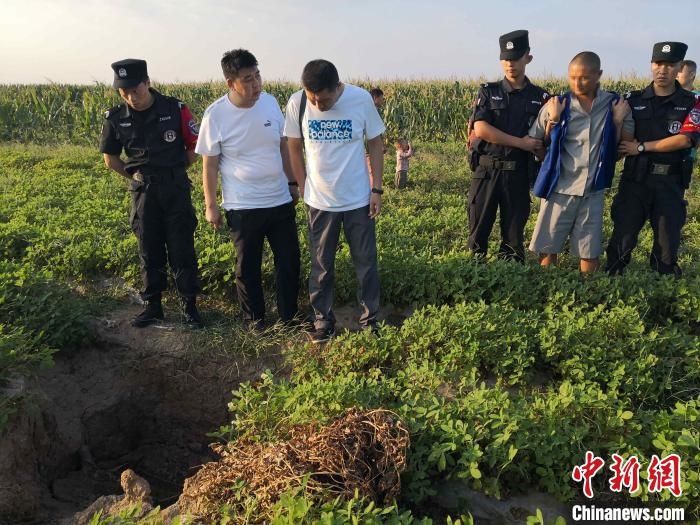 資料圖：犯罪嫌疑人辨認(rèn)作案現(xiàn)場?！〖蜗榭h公安局供圖