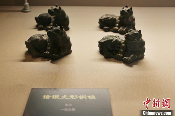 一級文物錯(cuò)銀虎形銅鎮(zhèn)?！≮w曉 攝