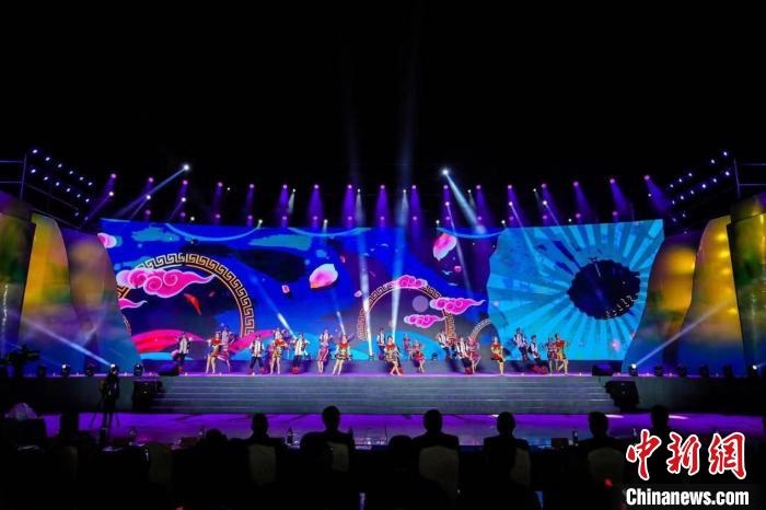 圖為中國(guó)·重慶秀山第二屆“金山銀山”文化旅游節(jié)開幕現(xiàn)場(chǎng)?！⌒闵娇h文旅委供圖