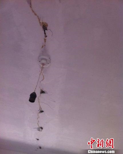 資料圖：房頂開裂。