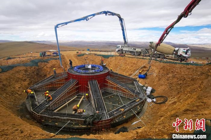 資料圖為該風(fēng)電場建設(shè)現(xiàn)場?！≈袊娊瘓F成都勘測設(shè)計研究院有限公司 供圖