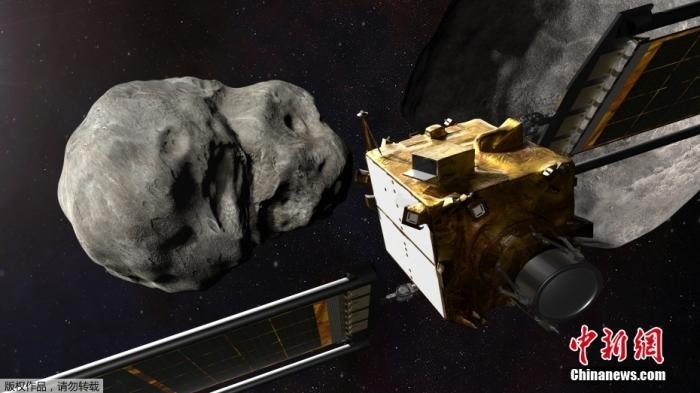 當?shù)貢r間11月4日，法新社公布了兩張來自美國宇航局的太空效果圖，畫面顯示一艘宇宙飛船從小行星后面進行撞擊。據(jù)悉，美國宇航局計劃讓一艘以每小時24000公里的速度飛行的宇宙飛船撞上一顆小行星以進行“行星防御”測試，雖然地球尚且沒有面臨如此緊迫的危險。