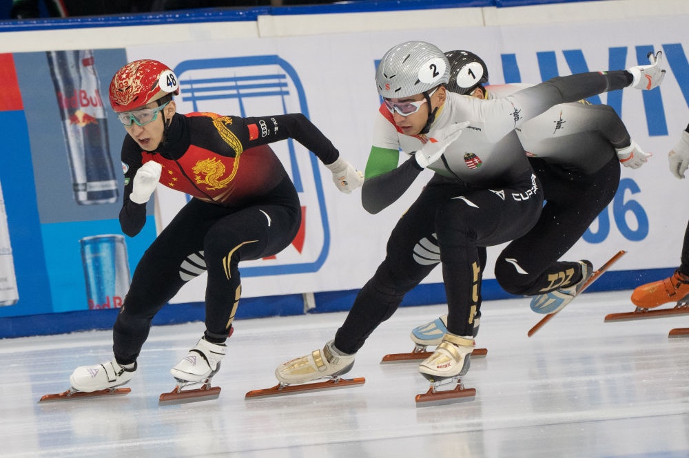 11月20日，中國選手武大靖(左)和匈牙利選手劉少林在比賽中。劉少林奪得冠軍，武大靖獲得第四名。新華社發(fā)(弗爾季·奧蒂洛 攝)