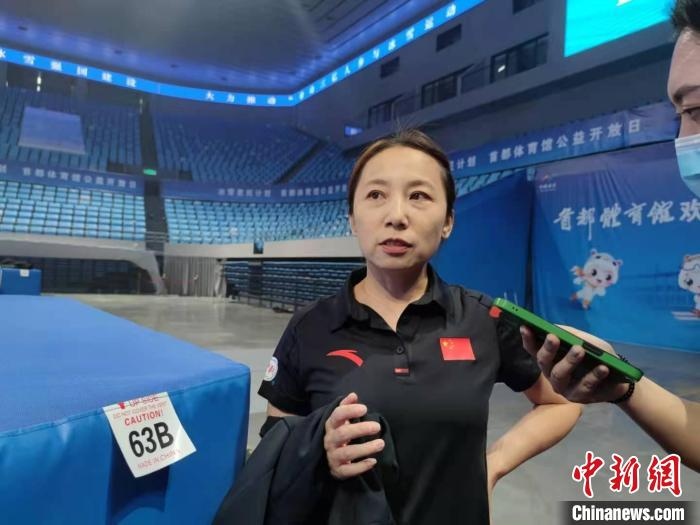 中國滑冰協(xié)會主席、前中國短道速滑隊(duì)主教練李琰表示，”冰雪惠民計(jì)劃“能推動更多人上冰 郝凌宇 攝