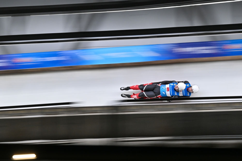 11月21日，“相約北京”國際雪橇聯(lián)合會雪橇世界杯，中國選手黃葉波/彭俊越在團(tuán)體接力比賽中。新華社記者陳益宸攝
