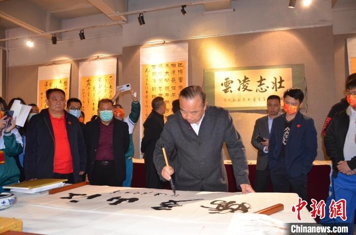 圖為“鐵軍老戰(zhàn)士”、著名書法家、解放軍報原副總編輯連俊義少將現(xiàn)場揮毫?！☆佇玛?攝 攝