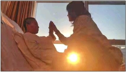 每天早上媽媽醒來(lái)后，母女倆都會(huì)迎著晨曦握手、擊掌。　視頻截圖