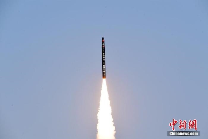 北京時間2021年12月7日12時12分，谷神星一號遙二運(yùn)載火箭在中國酒泉衛(wèi)星發(fā)射中心成功發(fā)射升空，將搭載的天津大學(xué)一號、麗澤一號、寶醞號、金紫荊五號、金紫荊一號03星等5顆小衛(wèi)星順利送入預(yù)定軌道，發(fā)射任務(wù)獲得圓滿成功。汪江波 攝