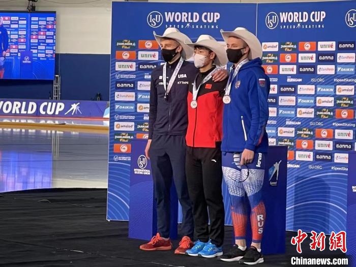 寧忠?guī)r在頒獎儀式上?！『邶埥◇w育局提供