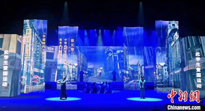 圖為“百年風(fēng)華”大型音樂史詩劇現(xiàn)場?！⒑ｌ` 攝