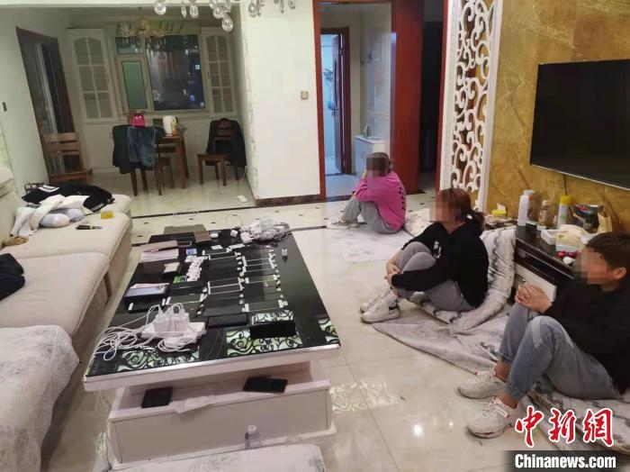 資料圖為果洛藏族自治州公安民警抓獲的犯罪嫌疑人?！‖斍呖h公安局供圖