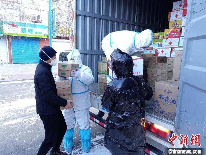 圖為滿洲里物資保障巡回補給車隊配貨現(xiàn)場?！∏靥饌?攝