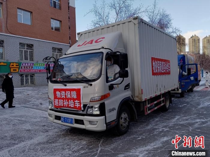 圖為滿洲里物資保障巡回補給車隊配貨現(xiàn)場?！∏靥饌?攝