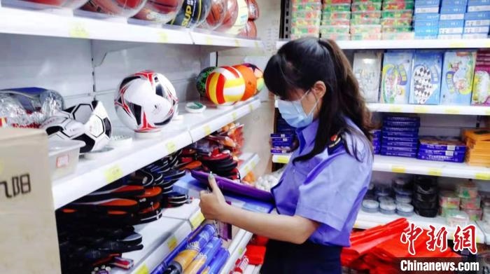 圖為秦皇島市海港區(qū)市場(chǎng)監(jiān)督管理局工作人員正在檢查涉冬奧標(biāo)志商品。　秦皇島市海港區(qū)市場(chǎng)監(jiān)督管理局供圖