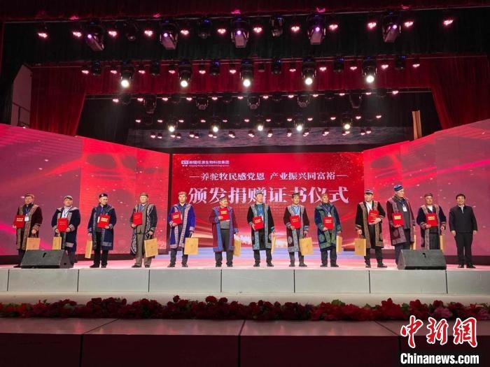 阿勒泰地區(qū)牧民靠企業(yè)的幫扶走上了致富道路?！」o琨 攝