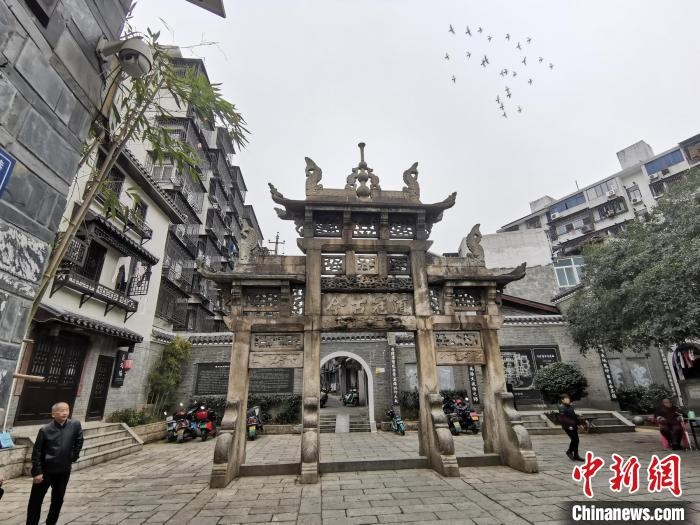 “道冠古今”牌坊?！×荷?攝