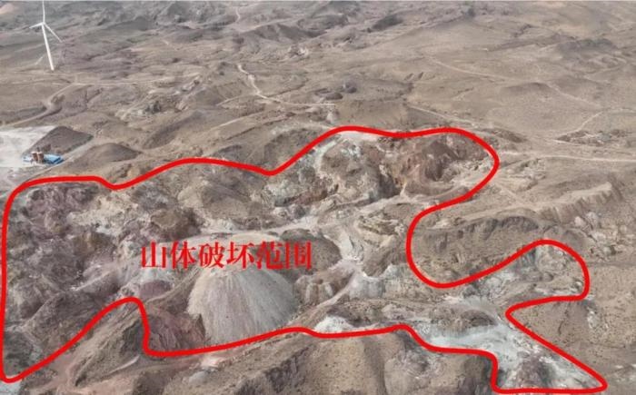  2021年12月12日，督察組使用無人機(jī)拍攝，中寧縣馬道梁北部歷史遺留礦山破壞山體面積達(dá)240余畝，現(xiàn)場滿目瘡痍、千瘡百孔