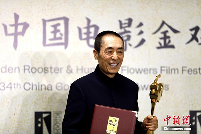12月30日晚，第34屆中國(guó)電影金雞獎(jiǎng)?lì)C獎(jiǎng)典禮在福建省廈門市舉行。張藝謀以執(zhí)導(dǎo)《懸崖之上》榮膺最佳導(dǎo)演獎(jiǎng)。 <a target='_blank' href='/'>中新社</a>記者 呂明 攝