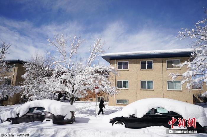 資料圖：當(dāng)?shù)貢r(shí)間2021年3月15日，美國(guó)科羅拉多州丹佛，當(dāng)?shù)赜瓉韽?qiáng)暴風(fēng)雪天氣，城市被積雪覆蓋。