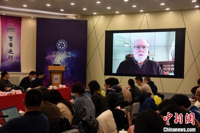 美國伊利諾伊大學(xué)教授理查德？克魯切爾通過視頻點(diǎn)評FAST測量星際磁場最新研究成果。　<a target='_blank' href='/'>中新社</a>記者 孫自法 攝