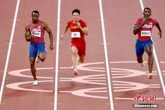 資料圖：北京時(shí)間8月1日晚，在東京奧運(yùn)會(huì)男子百米決賽中，中國選手蘇炳添以9.98秒的成績(jī)獲得第六名，作為首位闖進(jìn)奧運(yùn)男子百米決賽的中國人，他再次創(chuàng)造了歷史。圖為蘇炳添在比賽中。<a target='_blank' href='/'>中新社</a>記者 富田 攝
