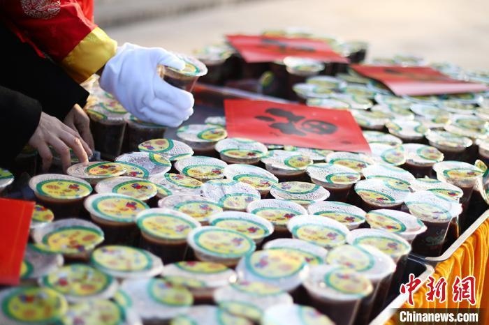 資料圖：工作人員將定制的臘八粥擺放整齊?！°蟛?攝