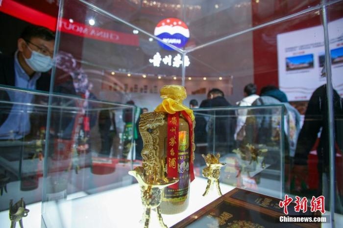 10月19日，天津，參觀者在中國茅臺(tái)展位參觀展示的白酒。當(dāng)天，第105屆全國糖酒商品交易會(huì)在國家會(huì)展中心(天津)啟幕。本屆糖酒會(huì)展覽總面積20萬平方米，吸引了來自40多個(gè)國家和地區(qū)的3504家參展商參展，共設(shè)置了傳統(tǒng)酒類、葡萄酒及國際烈酒、食品及飲料、調(diào)味品及配料、食品機(jī)械及包裝等展區(qū)。 <a target='_blank' href='/'>中新社</a>記者 佟郁 攝