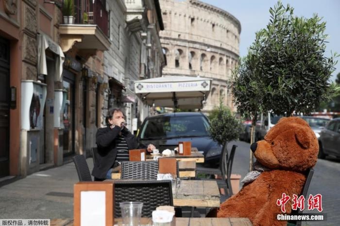 資料圖：意大利羅馬斗獸場(chǎng)附近的酒吧，顧客在露臺(tái)上喝酒。
