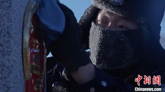 圖為恩和哈達(dá)邊境派出所的9名民警踏雪巡邊?！⒕S明 攝
