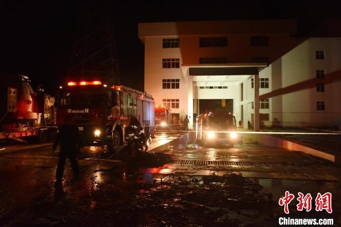 丹巴關(guān)州電站外多臺消防車輛正在開展排水作業(yè)?！≈苡?攝