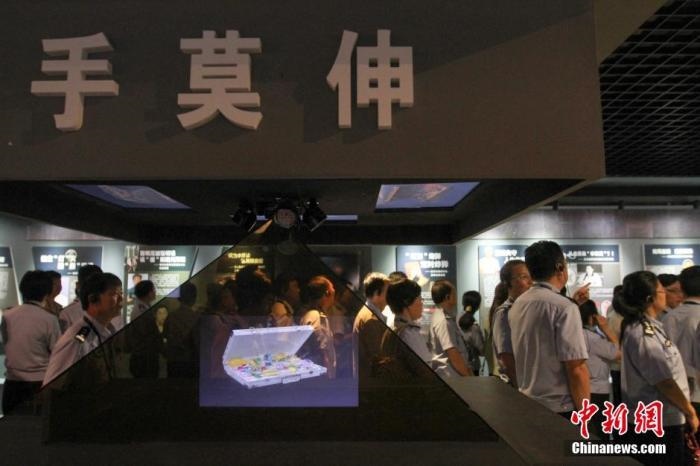 資料圖：2015年10月，海南省公安廳組織黨員干部前往反腐倡廉警示教育基地參觀受教。洪堅鵬 攝