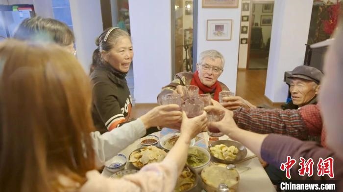 圖為賀歲紀(jì)錄片《“洋女婿”的中國年》劇照?！『h(yuǎn)航 攝