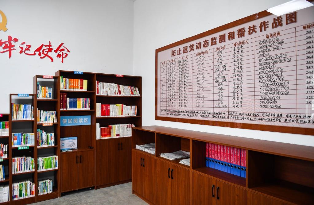 1月27日，段村村委會(huì)內(nèi)的防止返貧動(dòng)態(tài)監(jiān)測(cè)和幫扶作戰(zhàn)圖。新華社記者 柴婷 攝