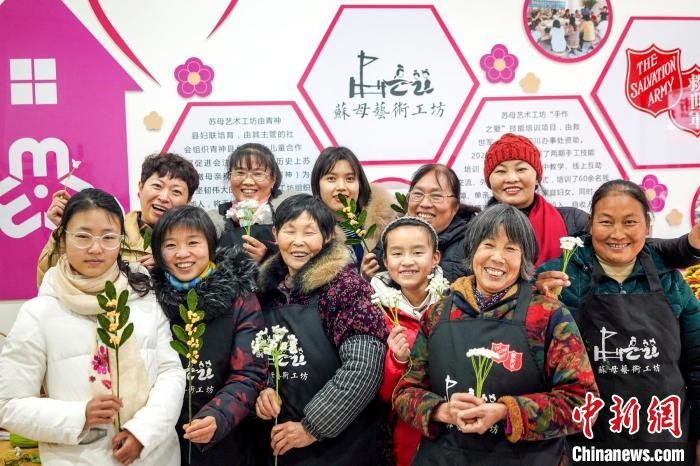 “蘇母藝術(shù)工坊”文創(chuàng)工作室的姐妹們?！」帕捡x 攝