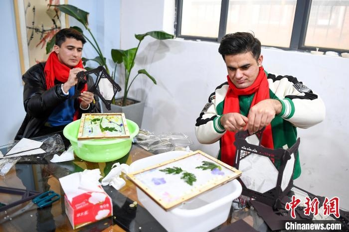 巴基斯坦留學(xué)生制作燈籠。　楊華峰 攝