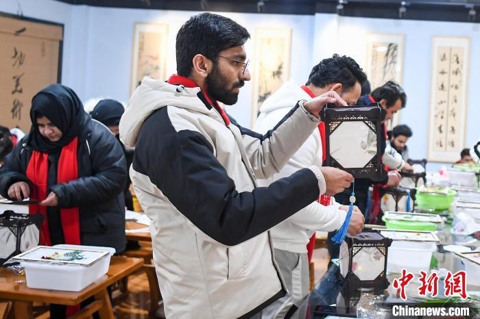 巴基斯坦留學(xué)生制作燈籠?！钊A峰 攝