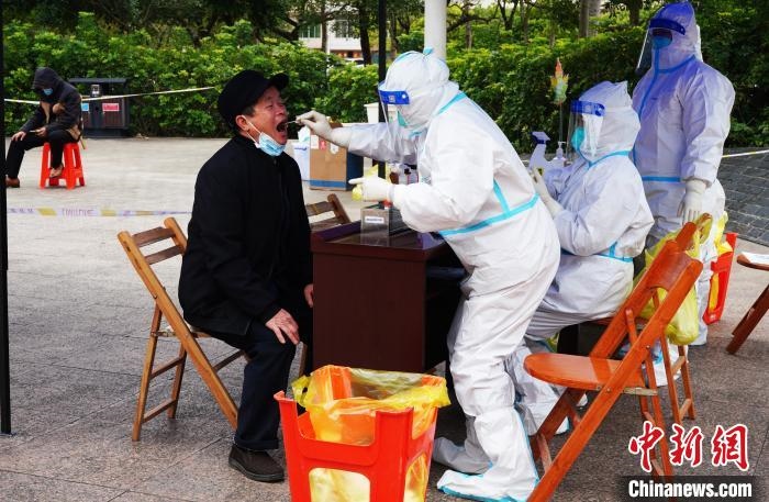 圖為德?？h組織民眾接受核酸檢測(cè)。　德?？h融媒體中心供圖