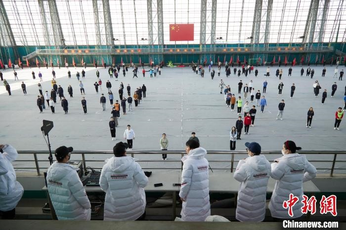 北京冬奧會(huì)閉幕式開(kāi)始前，演員們?cè)谶M(jìn)行排練?！埼暮?供圖