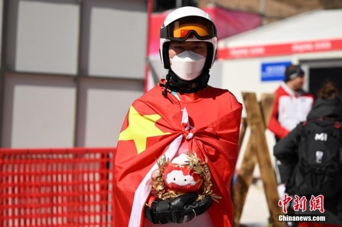 3月6日，中國(guó)選手梁景怡在賽后手捧吉祥物。當(dāng)日，北京2022年冬殘奧會(huì)殘奧高山滑雪男子超級(jí)大回轉(zhuǎn)-站姿決賽在國(guó)家高山滑雪中心舉行，中國(guó)選手梁景怡奪得冠軍。 <a target='_blank' href='/'>中新社</a>記者 劉冉陽(yáng) 攝 　