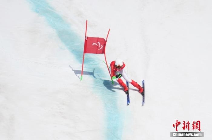 3月6日，中國(guó)選手梁景怡在比賽中。當(dāng)日，北京2022年冬殘奧會(huì)殘奧高山滑雪男子超級(jí)大回轉(zhuǎn)-站姿決賽在國(guó)家高山滑雪中心舉行，中國(guó)選手梁景怡奪得冠軍。 <a target='_blank' href='/'>中新社</a>記者 劉冉陽(yáng) 攝 　
