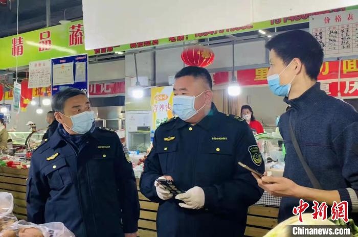 圖為執(zhí)法人員進(jìn)行調(diào)查?！±铈面谩z