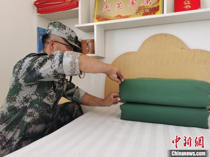 圖為謝寶民以軍人標(biāo)準(zhǔn)要求自己?！∈茉L者供圖