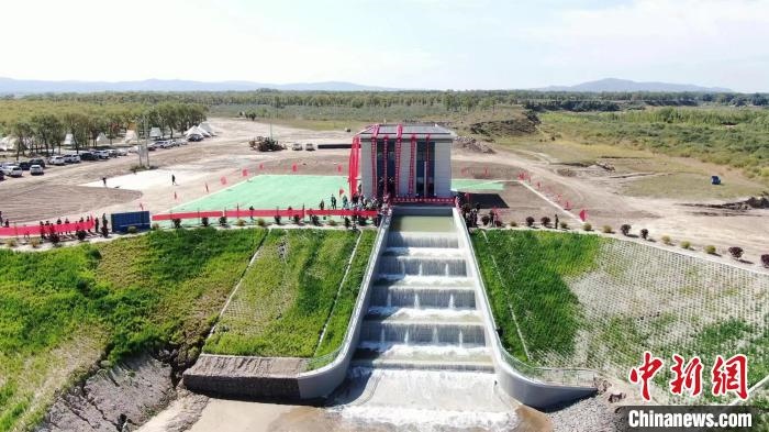 圖為生態(tài)補水現(xiàn)場?！》缎Э?攝